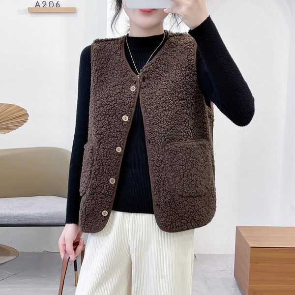 Ženska plišana vesta s ovalnim izrezom i kopčanjem na gumb