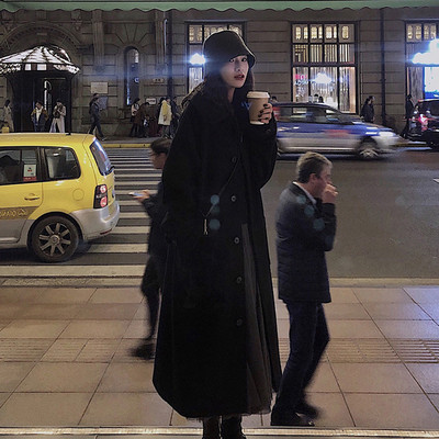 Jachetă lungă de damă cu nasturi de culoare neagră