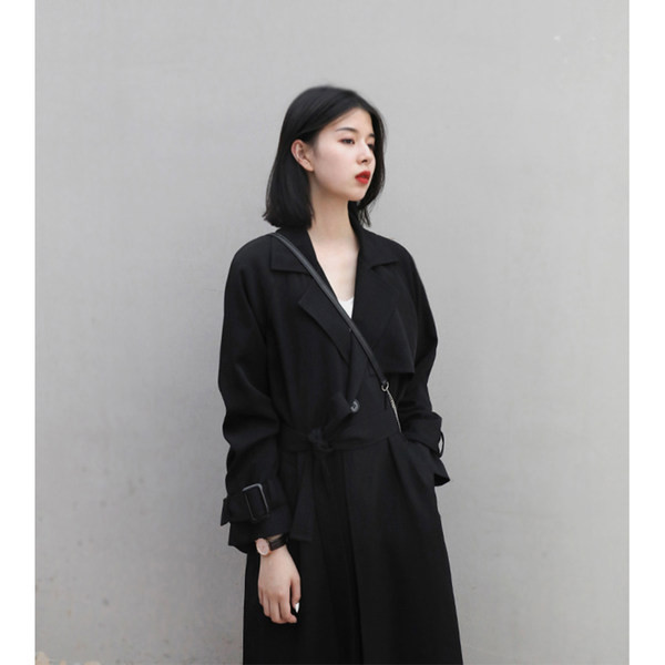 Dugi ženski kaput s remenom i gumbima - crne boje