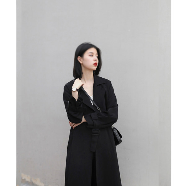 Dugi ženski kaput s remenom i gumbima - crne boje