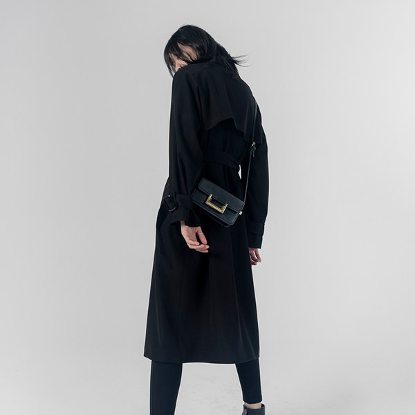 Dugi ženski kaput s remenom i gumbima - crne boje