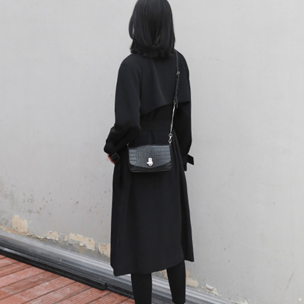 Dugi ženski kaput s remenom i gumbima - crne boje