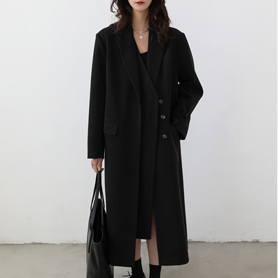 Palton lung de dama modern cu nasturi in bej si negru