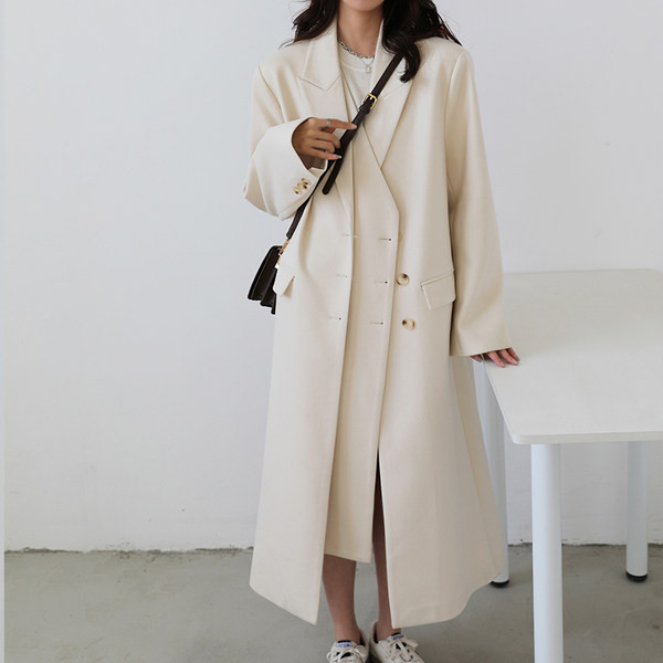 Palton lung de dama modern cu nasturi in bej si negru