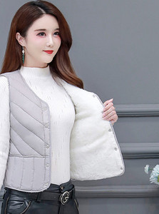 Vesta scurta captusita de dama cu nasturi