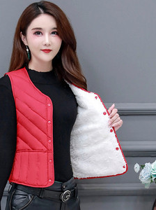 Vesta scurta captusita de dama cu nasturi