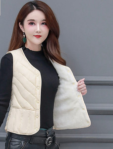 Vesta scurta captusita de dama cu nasturi