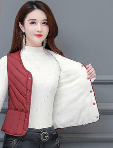 Vesta scurta captusita de dama cu nasturi