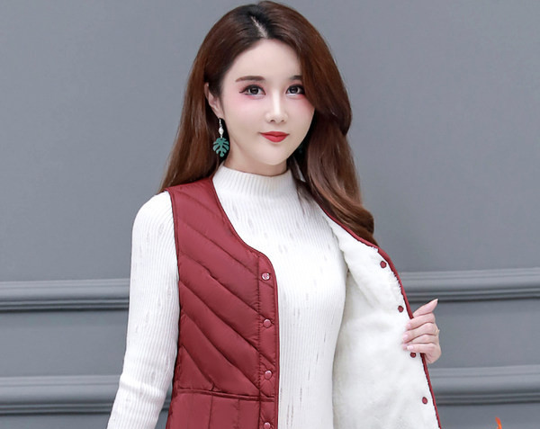 Vesta scurta captusita de dama cu nasturi