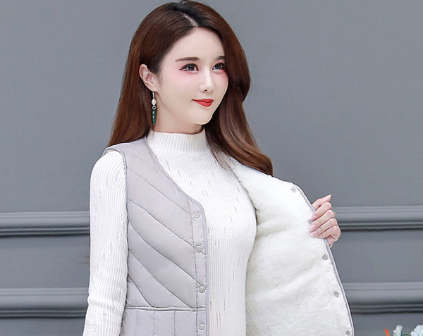 Vesta scurta captusita de dama cu nasturi