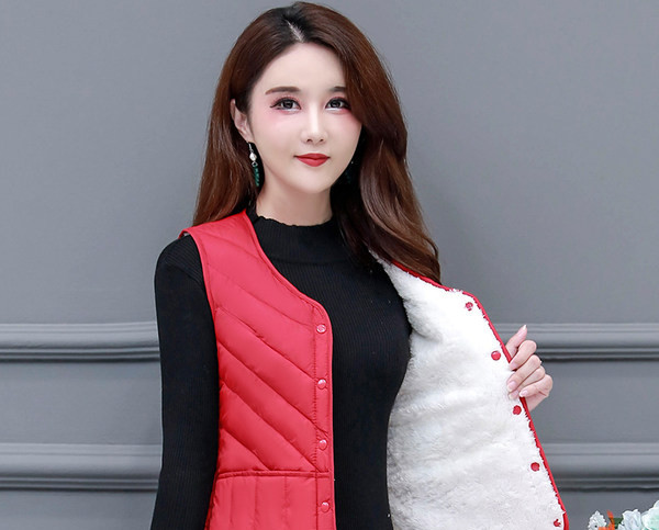 Vesta scurta captusita de dama cu nasturi