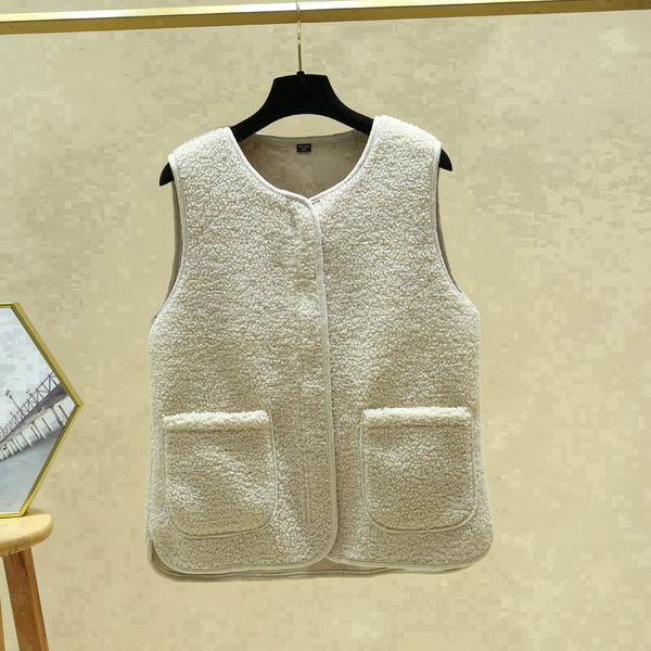 Vestă de pluș de damă cu buzunare și decolteu oval