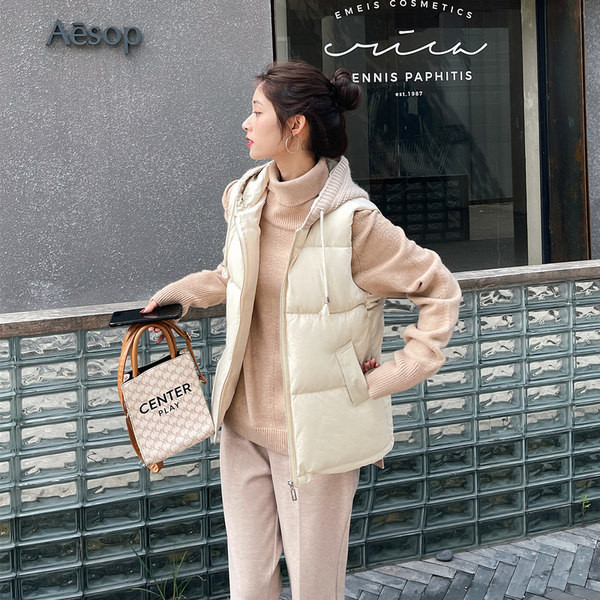 Vesta toamna-iarna cu gluga tricotata