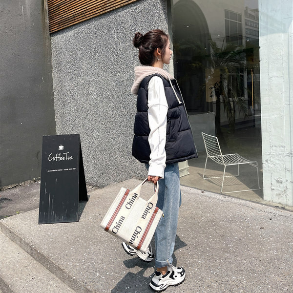 Vesta toamna-iarna cu gluga tricotata