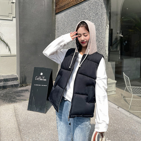 Vesta toamna-iarna cu gluga tricotata