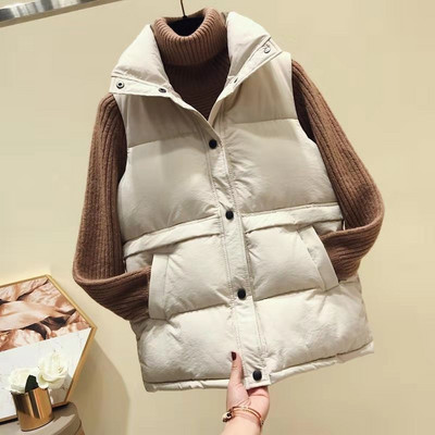 Vestă modernă de damă cu buzunare și nasturi la guler înalt