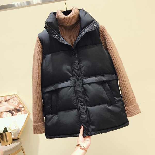 Vestă modernă de damă cu buzunare și nasturi la guler înalt