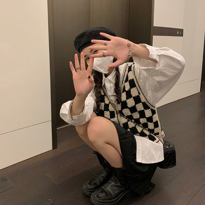 Vesta de dama cu decolteu in V si nasturi