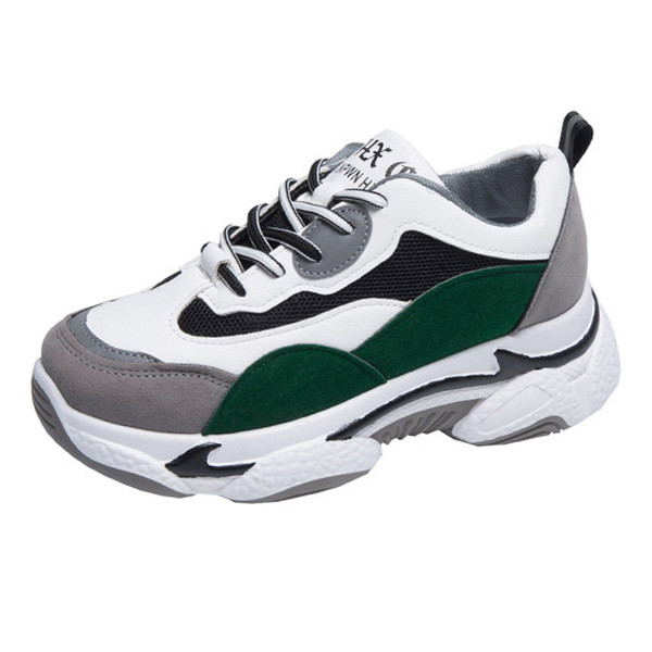 Adidași de damă cu talpă plată și inscripție