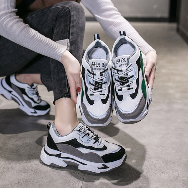 Adidași de damă cu talpă plată și inscripție