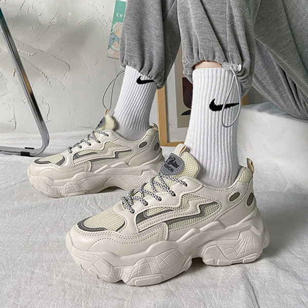 Aktuelni ženski obični model tenisica