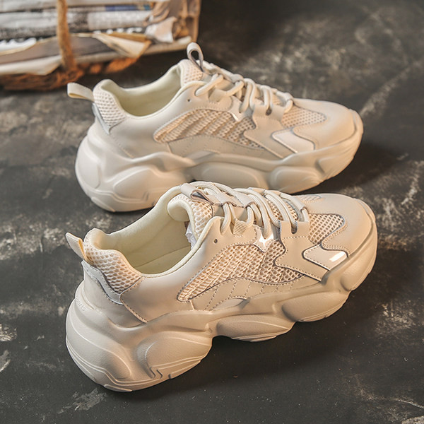 Adidași cu talpă plată și plasă pentru femei