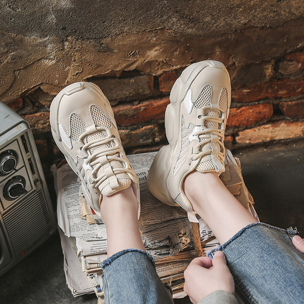 Adidași cu talpă plată și plasă pentru femei