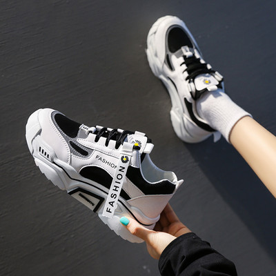 Γυναικεία sneakers με ίσια σόλα και κορδόνια στρογγυλεμένο σχέδιο