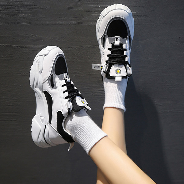 Γυναικεία sneakers με ίσια σόλα και κορδόνια στρογγυλεμένο σχέδιο