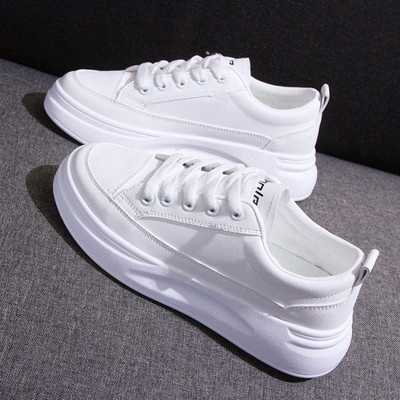 Adidași moderni de damă în alb-negru