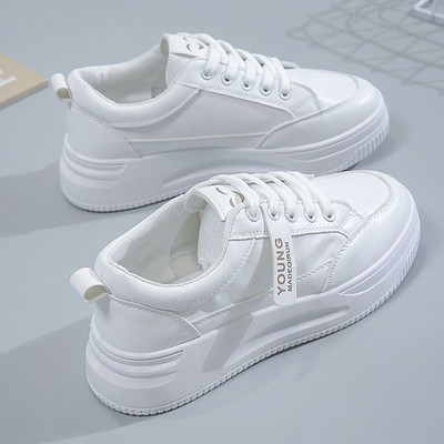 Stiilsed tossud, mis on valmistatud ökonahast tavalisest mudelist naistele