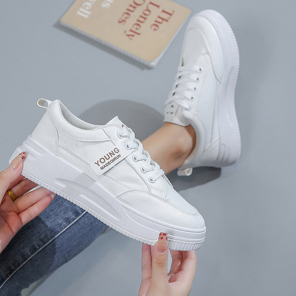 Stiilsed tossud, mis on valmistatud ökonahast tavalisest mudelist naistele