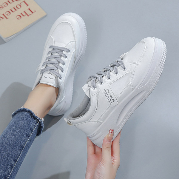 Stiilsed tossud, mis on valmistatud ökonahast tavalisest mudelist naistele