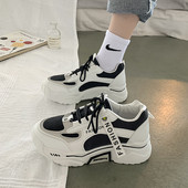 Naiste tossud valge kirjaga