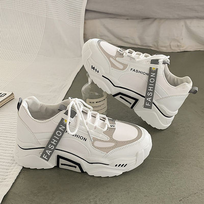 Naiste tossud valge kirjaga