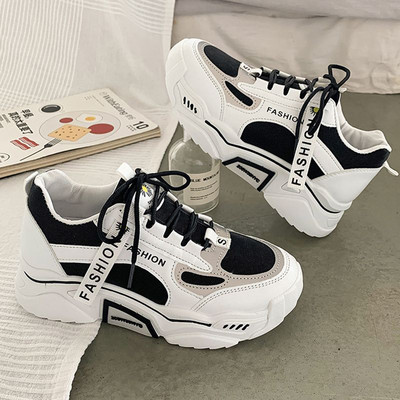 Naiste tossud valge kirjaga