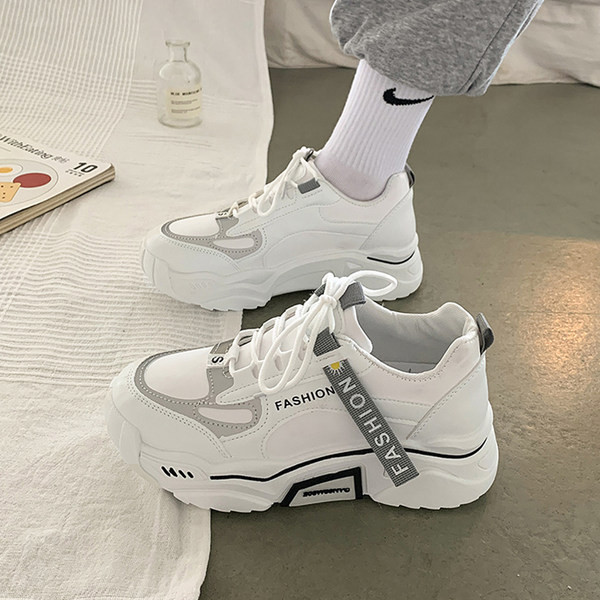 Naiste tossud valge kirjaga