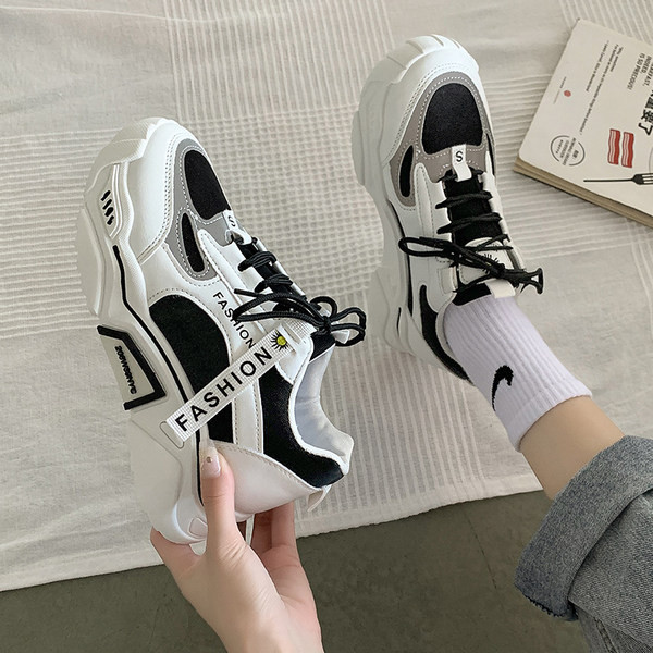 Naiste tossud valge kirjaga