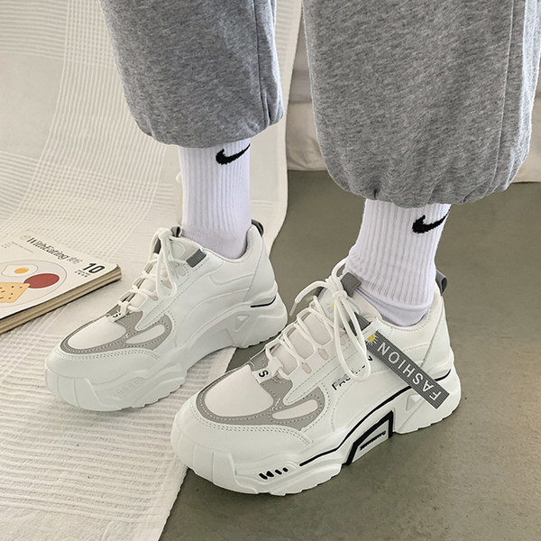 Naiste tossud valge kirjaga