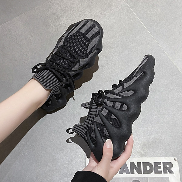 Kolmes värvitoonis paeltega naiste tekstiilist tossud