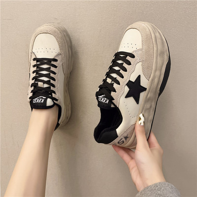 Adidași de damă de actualitate din piele ecologică cu emblemă