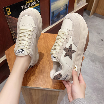 Adidași de damă de actualitate din piele ecologică cu emblemă