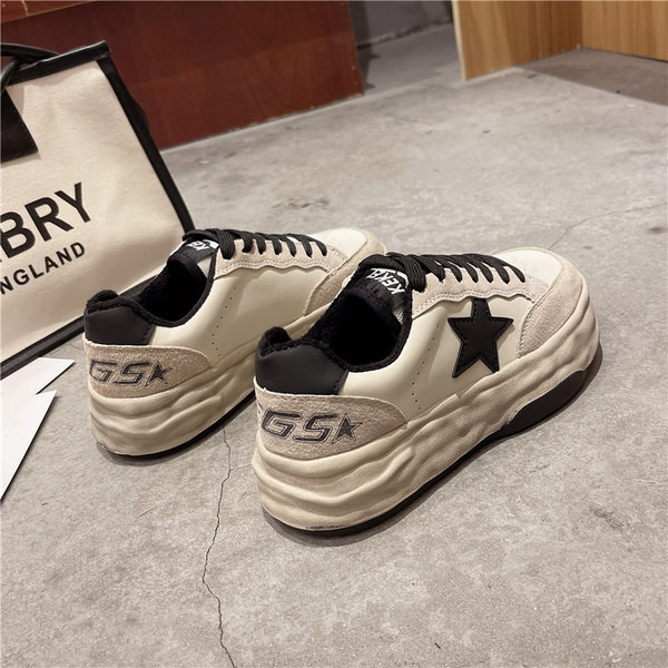 Adidași de damă de actualitate din piele ecologică cu emblemă