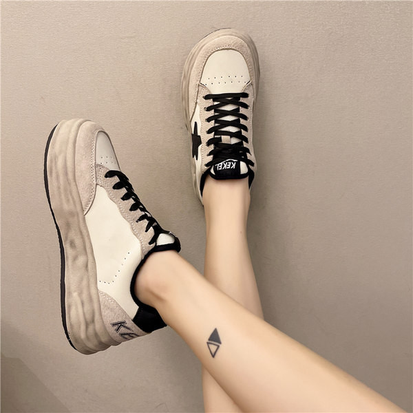 Adidași de damă de actualitate din piele ecologică cu emblemă