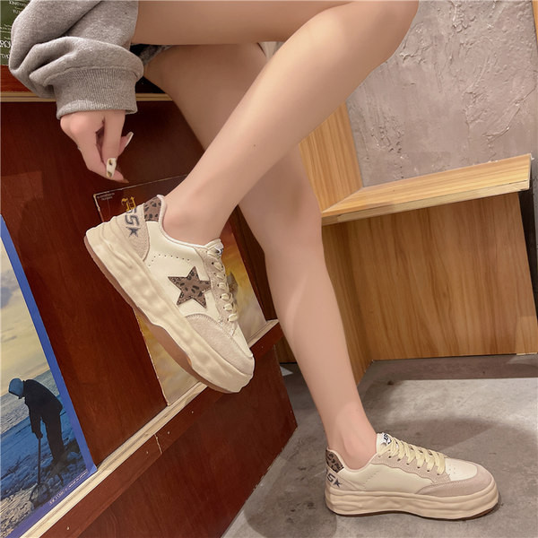 Adidași de damă de actualitate din piele ecologică cu emblemă