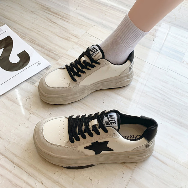 Adidasi moderni de dama cu emblema din imitatie de piele