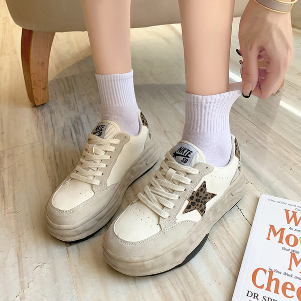 Adidasi moderni de dama cu emblema din imitatie de piele