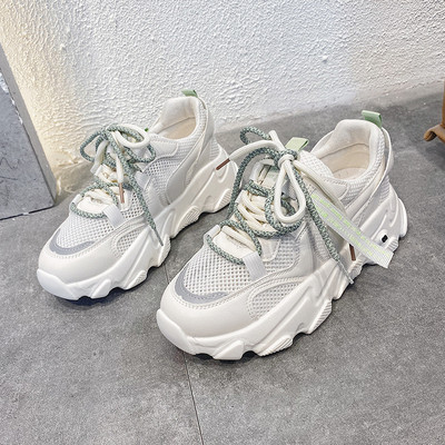 Μοντέρνα γυναικεία sneakers με κορδόνια σε λευκό και γκρι χρώμα