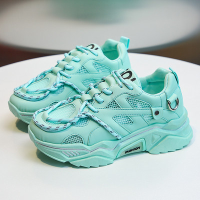 Sneakers με κορδόνια σε τρία χρώματα και τραχιά σόλα