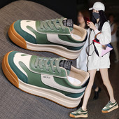 Κομψά γυναικεία sneakers με επίπεδη σόλα και επιγραφή